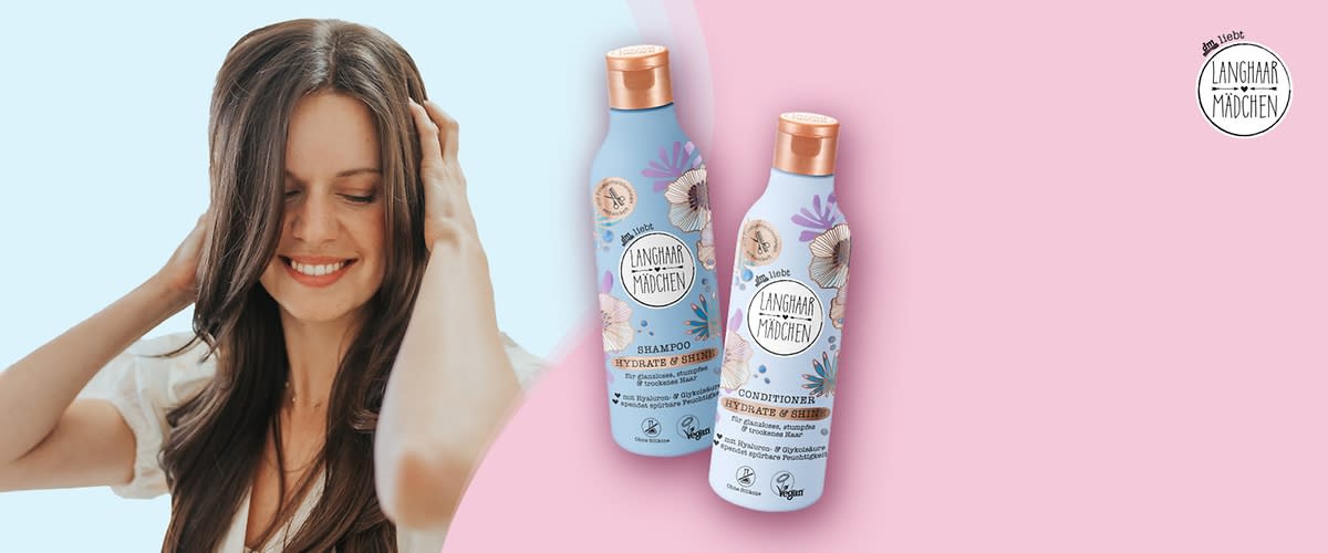 Frau mit langen braunen Haaren hält Haare zurück, daneben zwei pastellfarbene Flaschen mit Aufschrift „Langhaarmädchen Shampoo Hydrate & Shine“ und „Langhaarmädchen Conditioner Hydrate & Shine“ sowie rundes Markenlogo oben rechts