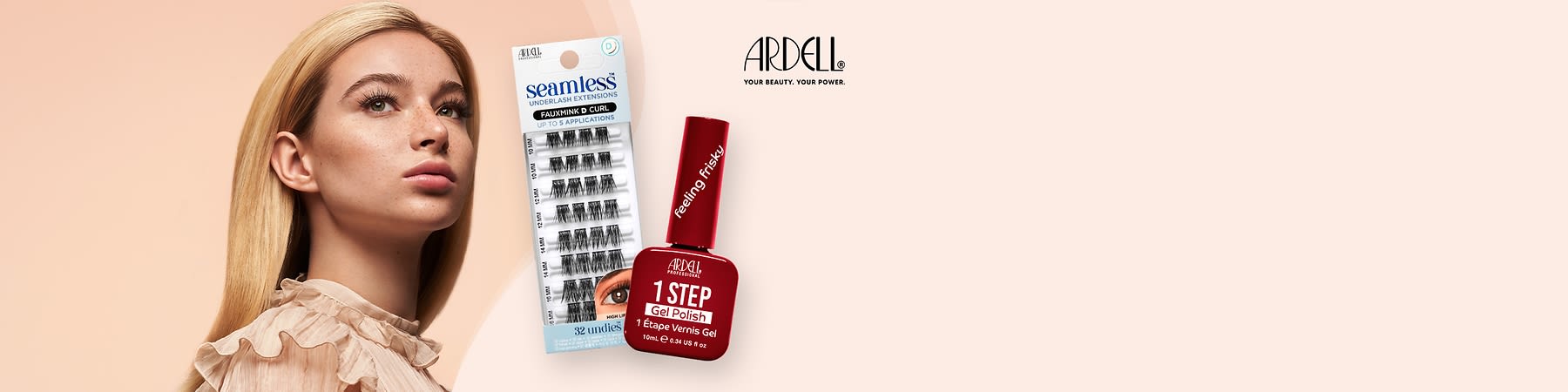 Zwei Kosmetikprodukte vor hellem Hintergrund: links eine weiße Verpackung künstlicher Wimpern mit Aufschrift „seamless UNDERLASH EXTENSIONS“ und „32 undies“, rechts eine rote Nagellack-Flasche mit Aufschrift „1 STEP Gel Polish“ und dem Farbnamen „feeling frisky“ und oben rechts das Logo „ARDELL“