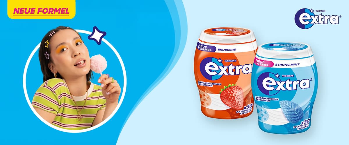 Junge Frau in grün-weiß gestreiftem T-Shirt kaut Kaugummi, rechts zwei Plastikdosen Kaugummi der Marke „Extra“ in Orange mit Aufschrift „Erdbeere“ und in Blau mit Aufschrift „Strong Mint“, oben rechts Extra-Logo