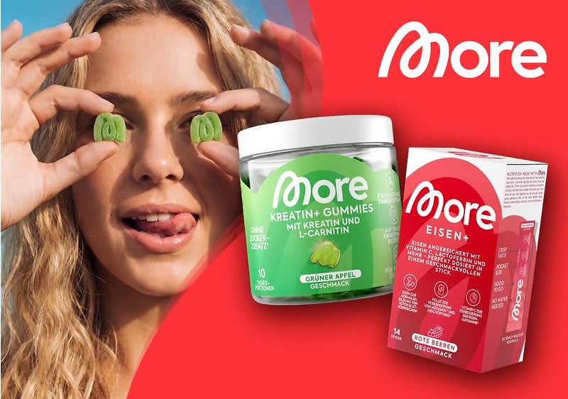 zwei More-Produktverpackungen vor rotem Hintergrund: links ein runder Dosenbehälter mit Aufschrift „More Sleep Gummies mit Melatonin und Pflanzenextrakten Waldbeere Geschmack“, rechts eine rechteckige Schachtel mit Aufschrift „More Eisen+ Rote Beeren Geschmack“ und sichtbarem More-Logo oben rechts