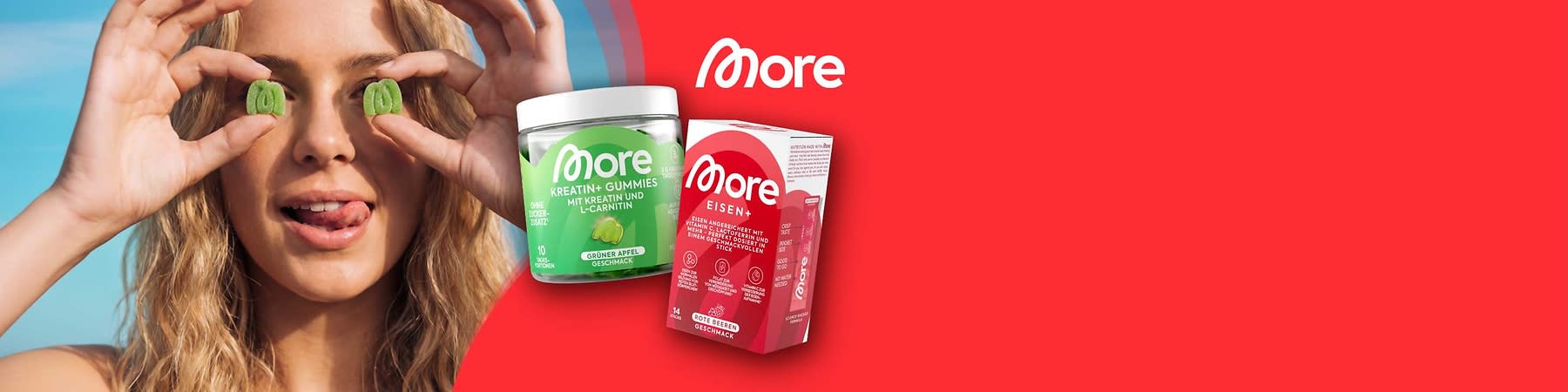 Werbung für More Nahrungsergänzung: links abgeschnittene Person mit langem, gewelltem Haar und Händen neben dem Kopf; rechts zwei More-Produktverpackungen: eine runde weiße Dose mit blauem Etikett „More Sleep Gummies mit Melatonin und pflanzlichen Extrakten Waldbeer Geschmack“, daneben eine rote rechteckige Schachtel „More Eisen+ mit Vitamin C und Folsäure Rote Beeren Geschmack“ sowie weißes More-Logo oben rechts
