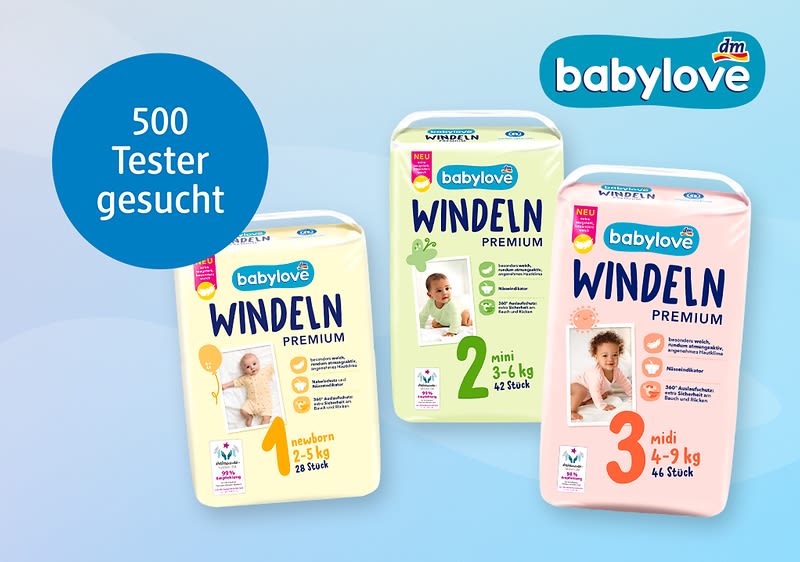 Drei Packungen babylove Windeln Premium in den Größen 1 (gelb, Newborn 2–5 kg, 25 Stück), 2 (grün, Mini 3–6 kg, 42 Stück) und 3 (rosa, Midi 4–9 kg, 46 Stück) vor hellblauem Hintergrund, oben rechts babylove-Logo und links ein blauer Kreis mit weißer Schrift „500 Tester gesucht“