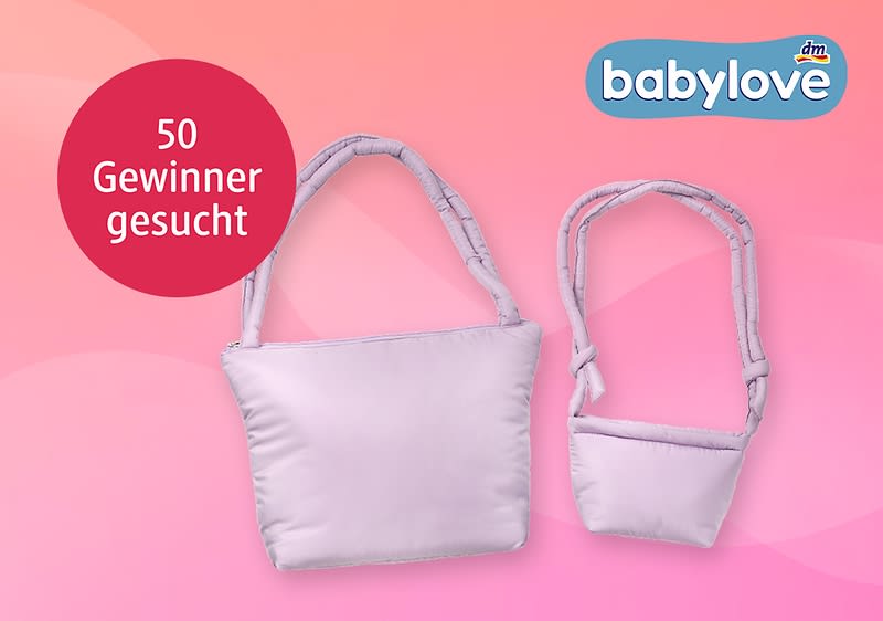 Zwei gepolsterte, hellrosa Tragetaschen in unterschiedlicher Größe auf pinkem Hintergrund, links roter Kreis mit weißer Schrift „50 Gewinner gesucht“, oben rechts babylove-Logo