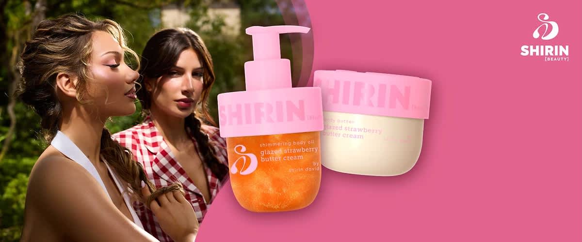 Zwei rosa Produktdosen der Marke SHIRIN, links eine Pumpflasche mit orangefarbenem Inhalt und Aufschrift „glazed strawberry butter cream“, rechts ein runder Tiegel mit hellgelbem Inhalt und großer rosa Deckel, Markenlogo oben rechts