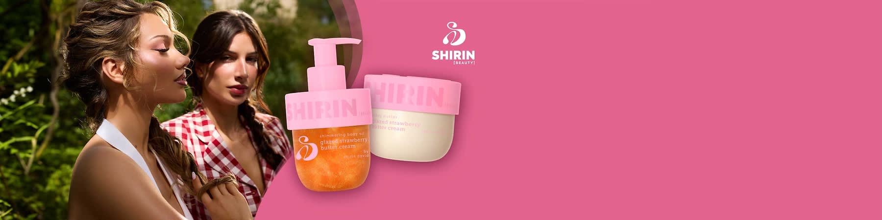 zwei rosa Shirin-Beauty-Produktverpackungen auf pinkem Hintergrund: links eine Pumpflasche mit orange schimmerndem Inhalt und Aufschrift „shimmering body oil glazed strawberry butter cream“, rechts ein runder Cremetiegel mit rosa Deckel und der Marke „SHIRIN“