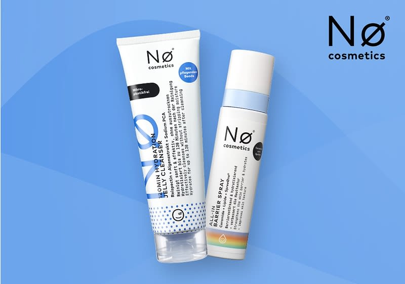 Zwei Kosmetikprodukte der Marke „Nø cosmetics“ vor blauem Hintergrund: links eine weiße Tube mit blauer Schrift und Aufdruck „Nø cosmetics“ und rechts eine weiße Sprühflasche mit hellblauem Deckel und Markenaufdruck