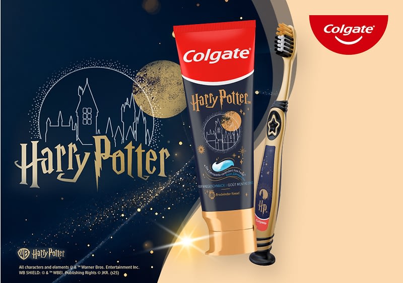 Colgate-Zahnpastatube und elektrische Zahnbürste in Harry-Potter-Design, Tube rot-schwarz mit Aufschrift „Colgate“ und „Harry Potter“, Zahnbürste gold-schwarz mit Hogwarts-Symbolen und „HP“-Logo, links Schriftzug „The Making of Harry Potter“ und Warner Bros. Studio Tour London