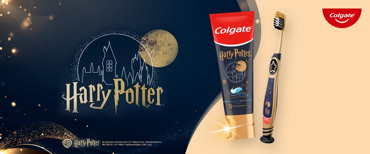 Colgate-Zahnpastatube und elektrische Zahnbürste in Harry-Potter-Design, Tube rot-schwarz mit Aufschrift „Colgate“ und „Harry Potter“, Zahnbürste gold-schwarz mit Hogwarts-Symbolen und „HP“-Logo, links Schriftzug „The Making of Harry Potter“ und Warner Bros. Studio Tour London
