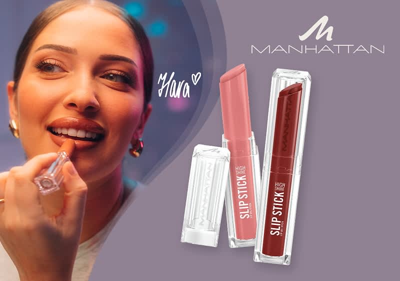 Frau mit hochgestecktem Haar hält einen Lippenstift am Mund; daneben zwei Manhattan Slip Stick Lippenstifte in transparenten Kunststoffhüllen, einer rosa-beige, einer dunkelrot, auf lila Hintergrund, oben rechts Schriftzug „MANHATTAN“