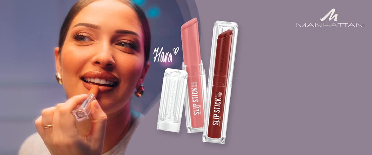 Frau mit hochgestecktem Haar hält einen Lippenstift am Mund; daneben zwei Manhattan Slip Stick Lippenstifte in transparenten Kunststoffhüllen, einer rosa-beige, einer dunkelrot, auf lila Hintergrund, oben rechts Schriftzug „MANHATTAN“