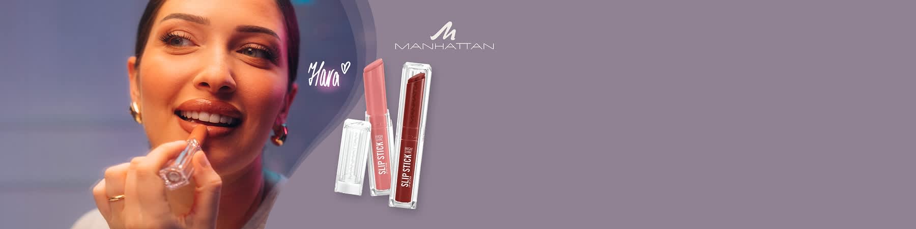 Frau hält einen Lippenstift vor den Mund, daneben zwei aufrechte Lippenstiftverpackungen mit der Marke „Manhattan“ und der Aufschrift „SLIP STICK“ auf lila Hintergrund