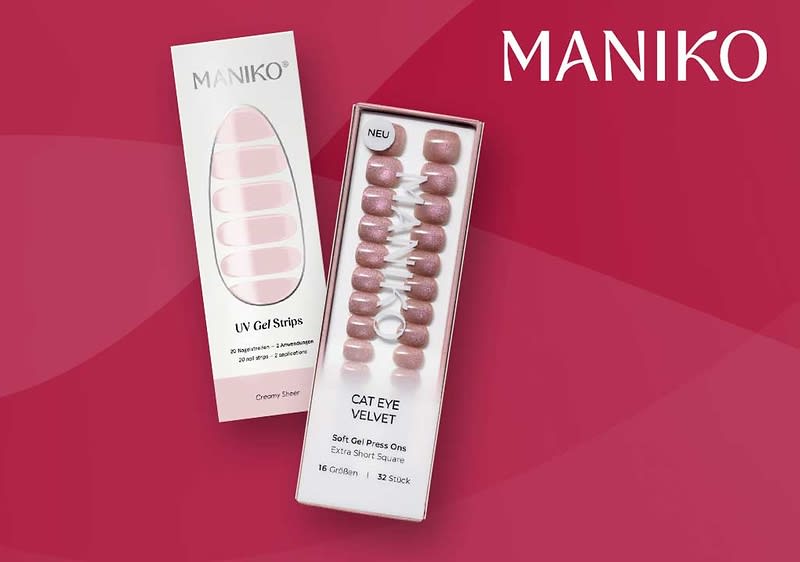 Zwei rosa Maniko-Nagelpackungen auf rotem Hintergrund, rechts Produktname „MANIKO“, eine Verpackung mit sichtbaren vorgeformten Press-On-Nägeln in Chrom-Guave-Farbton, linke Verpackung mit Aufschrift „UV Gel Strips“