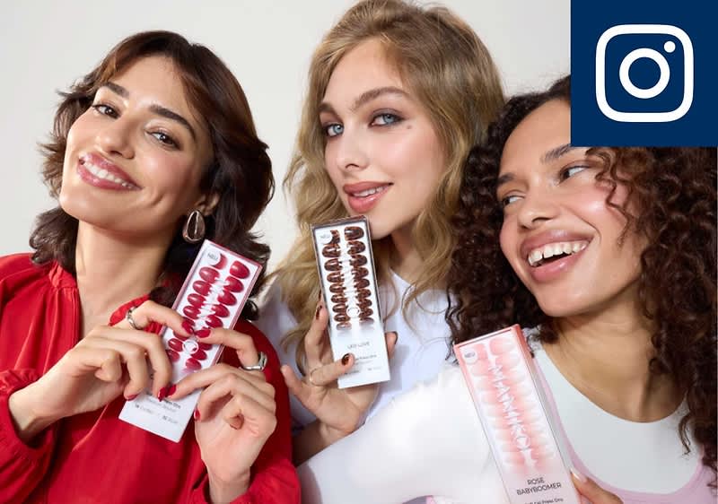 Drei Personen halten jeweils eine Packung künstlicher Fingernägel in die Kamera, die Packungen zeigen verschiedene Nageldesigns und Farben; links rote Nägel, Mitte braune/marmorierte Nägel, rechts hellrosa Nägel mit weißer Schrift auf der Verpackung