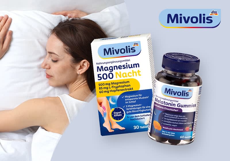 Frau liegt schlafend auf weißem Kissen, daneben zwei Mivolis-Produkte: links Schachtel „Magnesium 500 Nacht“ mit Angaben „500 mg Magnesium, 85 mg L-Tryptophan, 60 mg Hopfextrakt, 30 Tabletten“, rechts Dose „Melatonin Gummies“ mit dunkelblauem Deckel und sichtbarem Mivolis-Logo, oben rechts Mivolis-Logo auf hellblauem Hintergrund