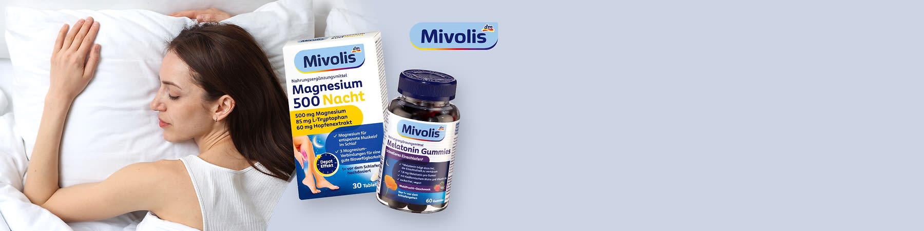 Frau liegt schlafend auf weißem Kissen, daneben zwei Mivolis-Produkte: links Schachtel „Magnesium 500 Nacht“ mit Angaben „500 mg Magnesium, 85 mg L-Tryptophan, 60 mg Hopfextrakt, 30 Tabletten“, rechts Dose „Melatonin Gummies“ mit dunkelblauem Deckel und sichtbarem Mivolis-Logo, oben rechts Mivolis-Logo auf hellblauem Hintergrund