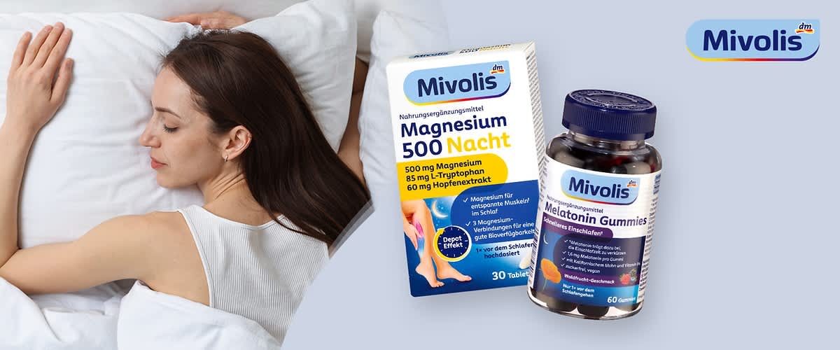 Schlafende Person auf der linken Seite, daneben zwei Mivolis-Produkte: Schachtel „Magnesium 500 Nacht“ mit Angaben „500 mg Magnesium, 85 mg L‑Tryptophan, 60 mg Hopfenextrakt, 30 Tabletten“ und Kunststoffdose „Melatonin Gummies“ mit 60 Gummies sowie Mivolis-Logo oben rechts