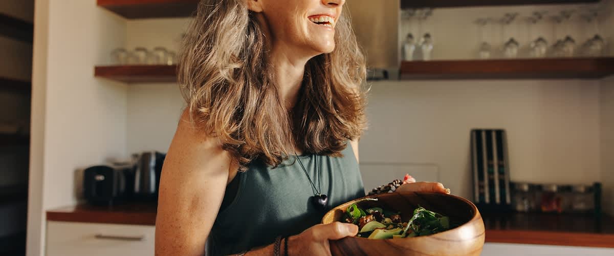 Frau mit Bowl in der Hand