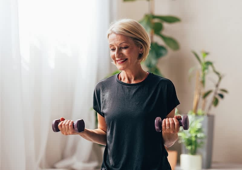 Frau mit Hanteln in der Hand
