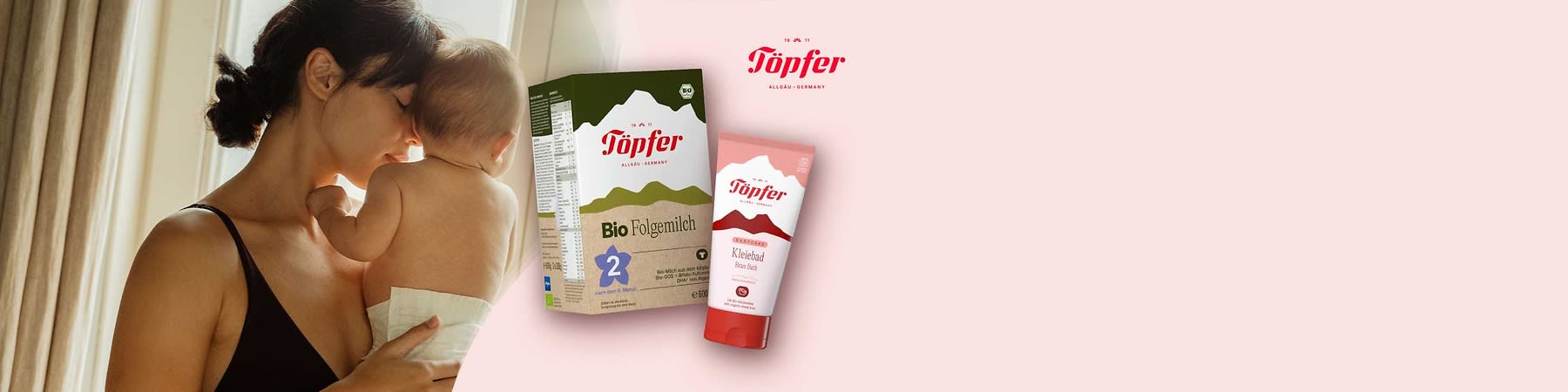 Mutter hält nacktes Baby auf der Schulter, daneben zwei Töpfer-Produkte: eine rosa Tube „Kleiebad Bran Bath“ und eine grüne Packung „Bio Folgemilch 2“ mit Töpfer-Logo oben rechts