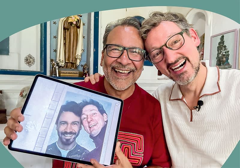 Eckart von Hirschhausen und sein Freund Adriano sitzen nebeneinander, Adriano hält ein Tablet mit einem Foto von Ihnen.