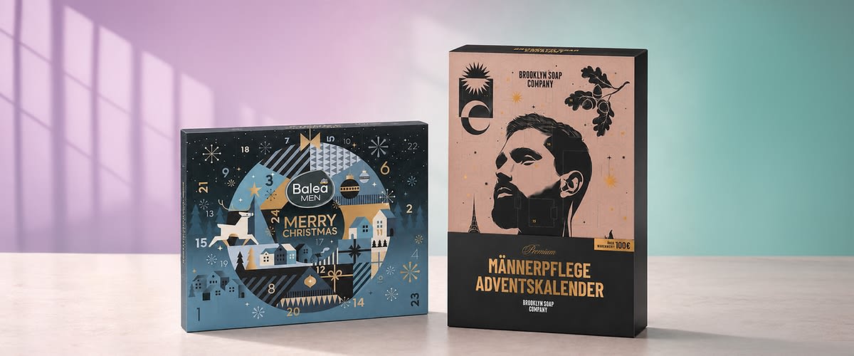 Links ein blauer Balea Men Adventskalender mit Weihnachtsmotiven und Zahlen, rechts eine schwarze und beige Verpackung mit der Aufschrift „MÄNNERPFL EGE ADVENTSKALENDER“ und Logo „Brooklyn Soap Company“, auf der Vorderseite eine stilisierte Männerkopf-Illustration (Gesicht unscharf)
