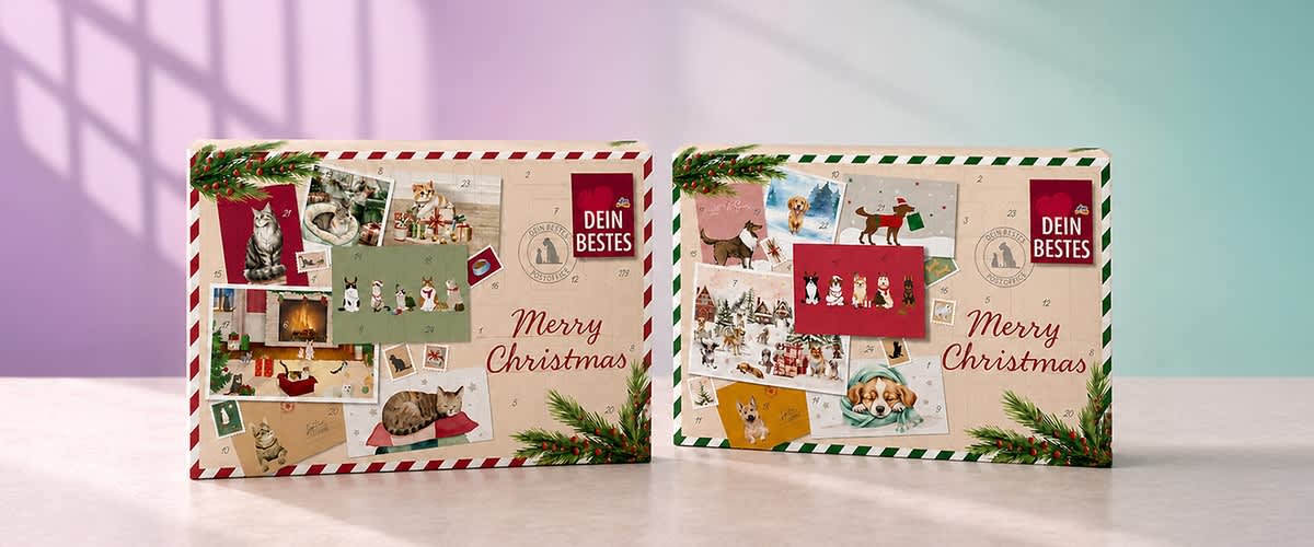Zwei rechteckige Adventskalender im Postkarten-Design mit Aufdruck „Merry Christmas“ und Logo „DEIN BESTES“, links roter, rechts grüner Rand, verschiedene Tier- und Weihnachtsmotive auf den Klappen