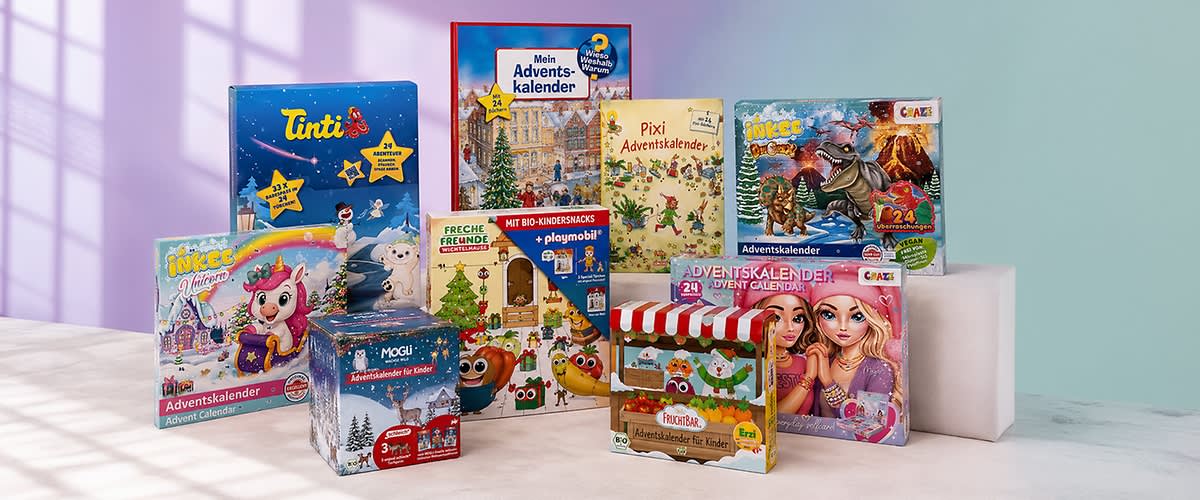 Mehrere Adventskalender in unterschiedlicher Größe und Gestaltung, darunter Kinder-Adventskalender mit Markenaufdrucken wie „TintI“, „Pixi“, „Playmobil“, „Mogli“ und bunten weihnachtlichen Illustrationen sowie ein Adventskalender mit Marktstand-Motiv; vorn rechts ein Kalender mit verschwommenem Gesichtsauschnitt
