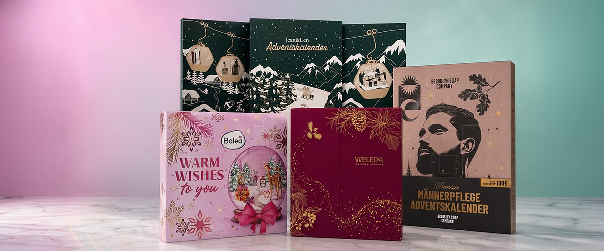Mehrere Adventskalender aus dem Beauty-Sortiment, darunter Belea, Weleda, Jean & Len und ein Adventskalender für Männer. Bild mithilfe von KI erstellt