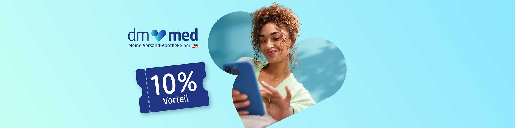dm med Logo links oben mit Text „Meine Versand-Apotheke bei dm“, darunter ein blaues Ticket mit großer weißer Aufschrift „10% Vorteil*“, rechts eine Person mit unscharf maskiertem Gesicht, die ein blaues Smartphone hält und darauf tippt