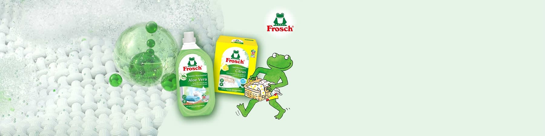 Zwei Frosch-Marken Waschmittelverpackungen links: eine grüne Flasche „Frosch Sensitiv-Waschmittel Aloe Vera“ und eine gelbe Kartonpackung „Frosch Voll-Waschpulver Citrus“, rechts die grüne Frosch-Illustration trägt einen Wäschkorb mit Kleidung, oben rechts Frosch-Logo