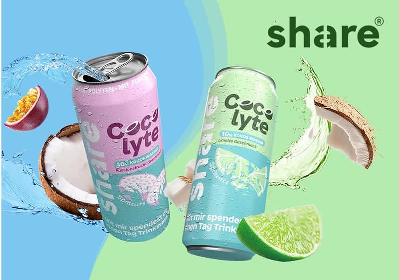 Zwei Dosen des Getränks „Coco Lyte“ von share, links rosa-lila mit Aufschrift „30% Kokoswasser“ und rechts mintgrün mit Aufschrift „limette geschmack“, umgeben von aufgeschnittener Kokosnuss, Limettenschnitz, Passionsfruchthälfte und Spritzwasser auf grün-blauem Hintergrund