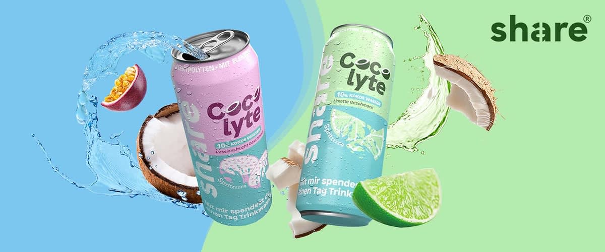 Zwei Dosen des Getränks „Coco Lyte“ von share, links rosa-lila mit Aufschrift „30% Kokoswasser“ und rechts mintgrün mit Aufschrift „limette geschmack“, umgeben von aufgeschnittener Kokosnuss, Limettenschnitz, Passionsfruchthälfte und Spritzwasser auf grün-blauem Hintergrund
