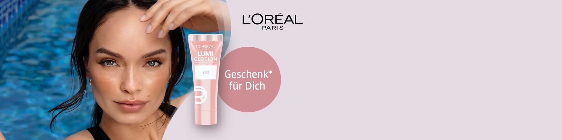 Porträt einer Frau links und rechts eine rosa L'Oréal Paris Tube „Lumi Glotion“ mit der Aufschrift „903“, dazwischen ein rosa Kreis mit dem Text „Geschenk* für Dich“