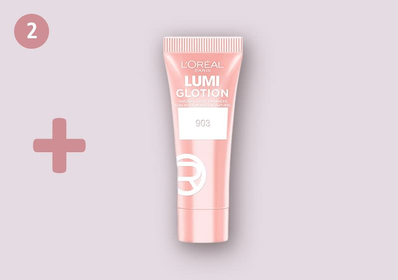 Rosa Tube L’Oréal Lumi Glotion 903 mit weißer Aufschrift auf hellem Hintergrund, links ein rosafarbenes Pluszeichen und eine kleine rosafarbene Zahl 2 in einem Kreis