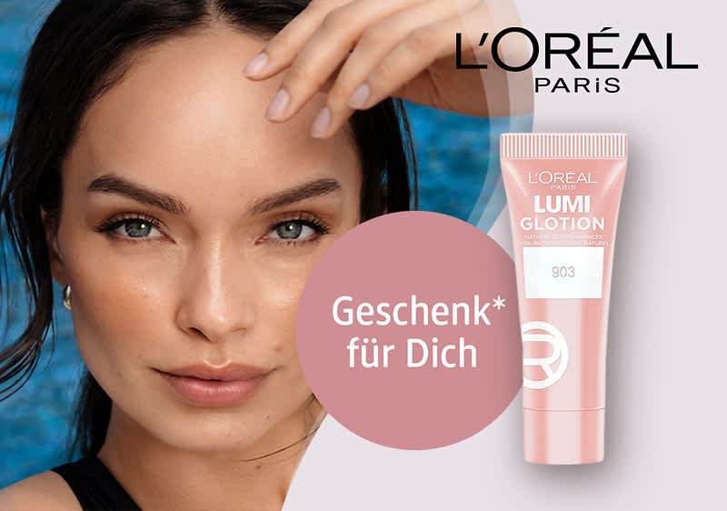 Porträt einer Frau mit dunklen Haaren links; rechts eine rosafarbene L'Oréal-Paris-Tube „LUMI GLOTIÖN“ mit Nummer 903 und ein rosafarbenes Kreislabel „Geschenk* für Dich“