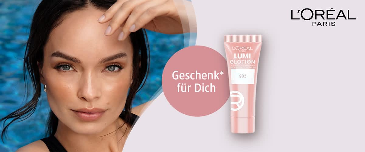 Porträt einer Frau mit dunklen Haaren links; rechts eine rosafarbene L'Oréal-Paris-Tube „LUMI GLOTIÖN“ mit Nummer 903 und ein rosafarbenes Kreislabel „Geschenk* für Dich“