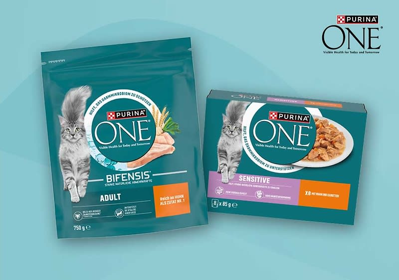 Zwei Purina ONE Katzenfutter-Verpackungen nebeneinander auf türkisem Hintergrund: links eine türkise Beutelpackung „Purina ONE Bifensis Adult“ mit Katzenbild und Hühnerillustration, rechts eine Türkis-Orange Schachtel „Purina ONE Sensitive“ mit Katzenbild und Teller mit Nassfutter
