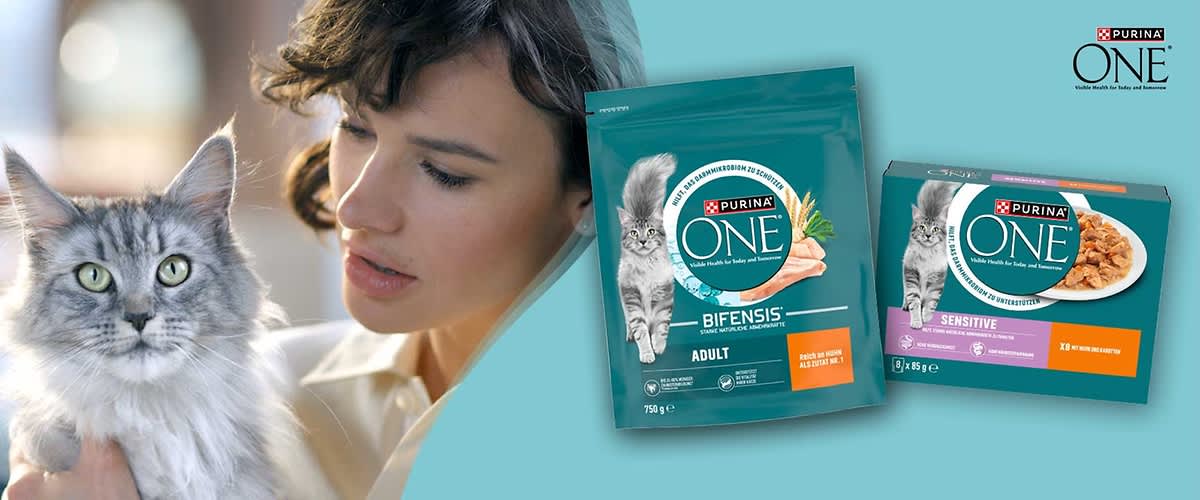 Zwei Purina ONE Katzenfutter-Verpackungen nebeneinander auf türkisem Hintergrund: links eine türkise Beutelpackung „Purina ONE Bifensis Adult“ mit Katzenbild und Hühnerillustration, rechts eine Türkis-Orange Schachtel „Purina ONE Sensitive“ mit Katzenbild und Teller mit Nassfutter