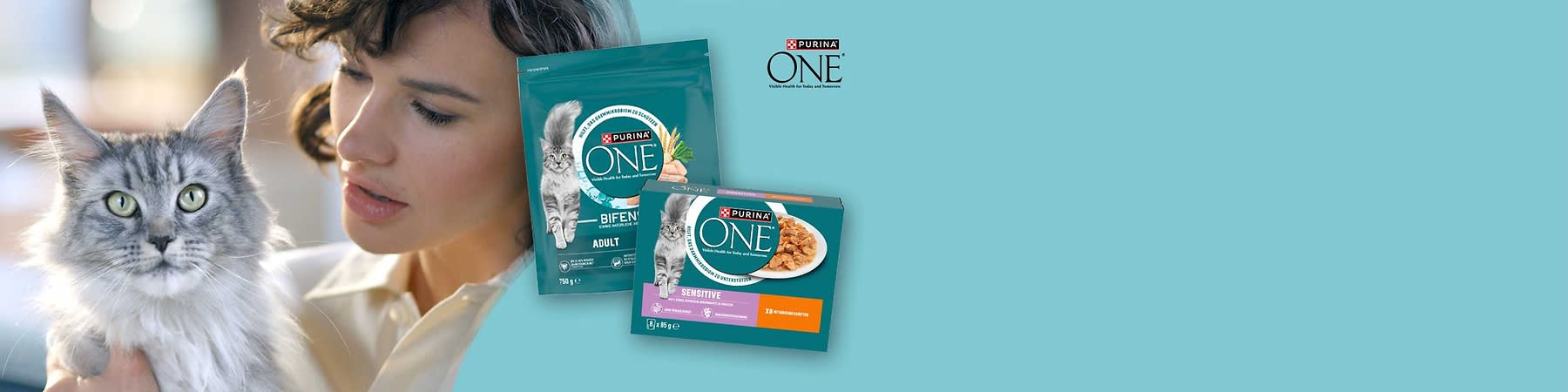 Zwei Purina ONE Katzenfutterverpackungen auf blauem Hintergrund: links ein grünes Beutelpaket „Bifensis Adult“ (750 g) mit Katzenbild, rechts eine Kartonpackung „Sensitive“ mit Bild einer Nassfutterportion und Text „8 x 85 g“ und Markenlogo oben rechts