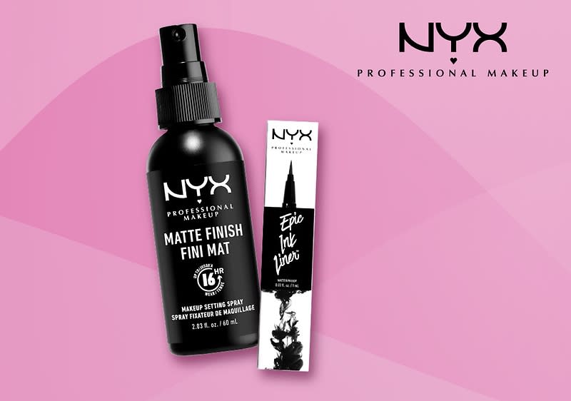 Zwei NYX Professional Makeup-Produkte vor rosafarbenem Hintergrund: links eine schwarze Sprühflasche mit Aufschrift „Matte Finish Fini Mat Makeup Setting Spray 16 HR“, rechts eine weiße und schwarze Kartonverpackung mit Aufschrift „Epic Ink Liner“ und NYX-Logo oben rechts