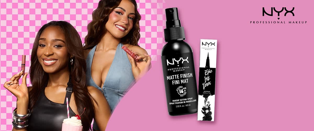 Zwei NYX Professional Makeup-Produkte vor rosafarbenem Hintergrund: links eine schwarze Sprühflasche mit Aufschrift „Matte Finish Fini Mat Makeup Setting Spray 16 HR“, rechts eine weiße und schwarze Kartonverpackung mit Aufschrift „Epic Ink Liner“ und NYX-Logo oben rechts