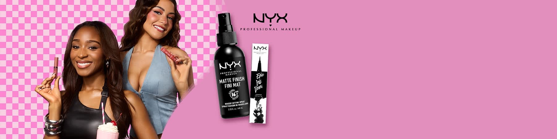 Schwarze Sprayflasche „NYX Matte Finish Fini Mat“ neben schwarzer Verpackung „NYX Epic Ink Liner“ auf rosa Hintergrund