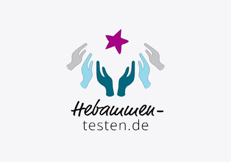 Logo von Hebammen-testen.de mit stilisierten Händen in Grau, Hellblau und Dunkelblau, einer violetten Sterngrafik darüber und dem Schriftzug Hebammen-testen.de darunter