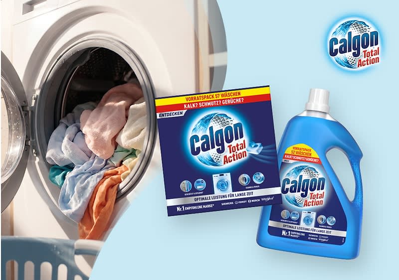 Waschmaschine mit offener Trommel voller bunter Wäsche, daneben Packung und Flasche des blauen Kalkschutzmittels „Calgon Total Action“ mit sichtbarer Aufschrift „Calgon Total Action“ und Symbolen für Waschmaschinenschutz und längere Leistung