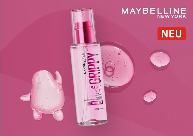 Maybelline Setting Mist „GriPPY“ in transparenter Pumpsprühflasche mit rosa Flüssigkeit, Markenname Maybelline New York oben rechts und rotes Etikett „NEU“
