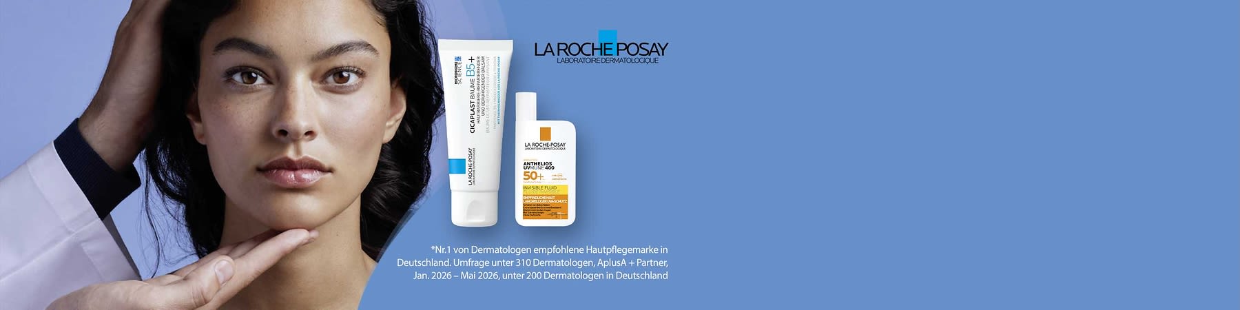 Zwei La Roche-Posay-Produktpackungen vor blauem Hintergrund: eine aufrechte weiße Sonnencreme-Flasche mit gelbem Etikett und der Aufschrift „50+ Anthelios UVmune 400“ sowie eine liegende weiße Tube „Cicaplast Baume B5+“ mit blauem Markenlogo und kleinem Text unten; oben rechts Logo „La Roche-Posay Laboratoire Dermatologique“ Darunter der Sternchentext: Nr.1 von Dermatologen empfohlene Hautpflegemarke in Deutschland.  Umfrage unter 310 Dermatologen, AplusA + Partner, Jan. 2026 – Mai 2026, unter 200 Dermatologen in Deutschland