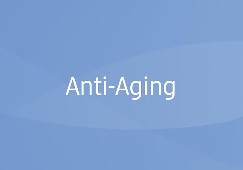 Blauer Hintergrund mit weißer Aufschrift „Anti-Aging“