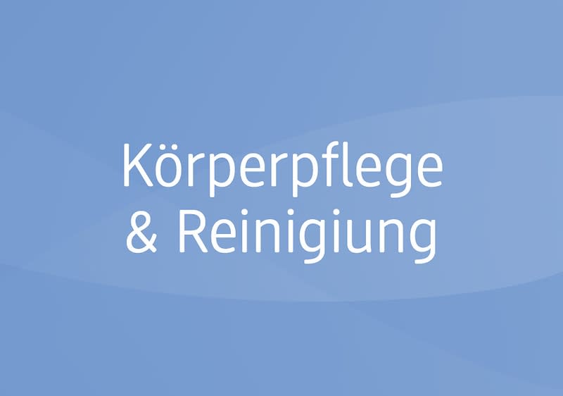 Hellblauer Hintergrund mit weißer Schrift „Koerperpflege & Reinigung“