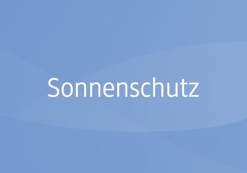 Sonnenschutz in weißer Schrift auf blauem Hintergrund