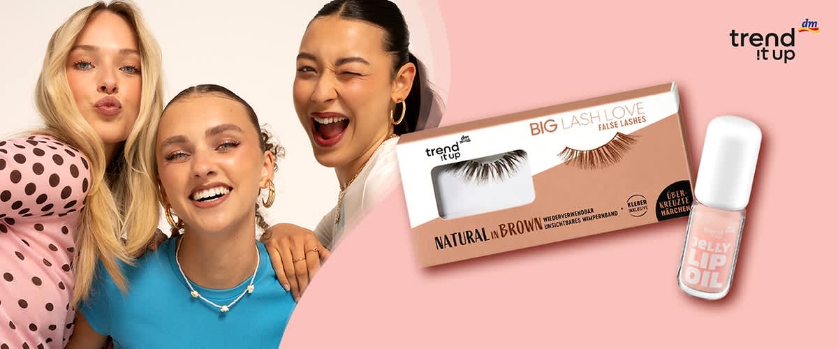 Drei junge Frauen lächeln nebeneinander, rechts daneben Produktabbildungen: eine rosa Flasche mit der Aufschrift „Jelly Lip Oil“ und eine Schachtel künstlicher Wimpern mit der Aufschrift „Natural in Brown“ und Markenname trend it up